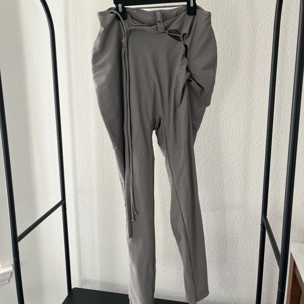 SKIMS | Bold Sultry Mid-Rise Lace Up Tie-Waist Leggings in Chrome | Size 2X